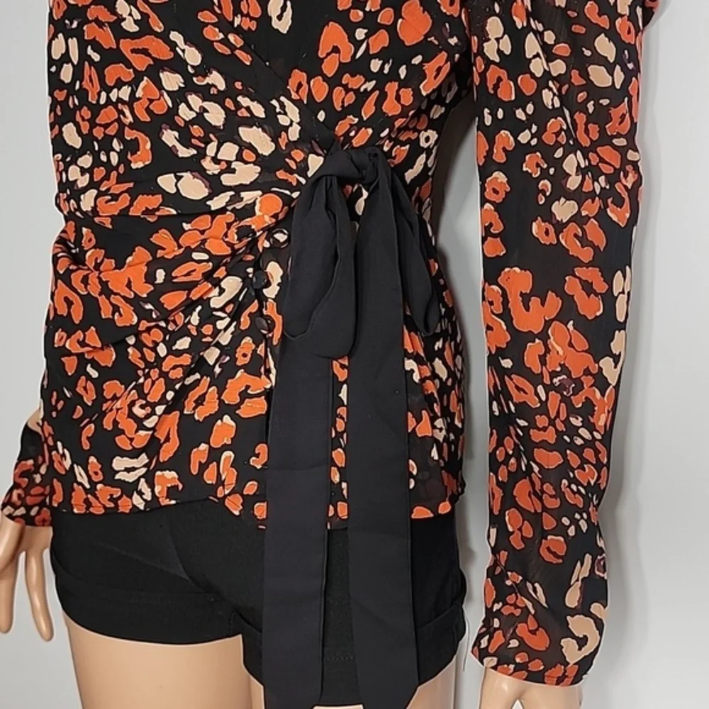 Astr the Label Size Small Holiday Party Wrap‎ Leopard Print Long Sleeve Blouse