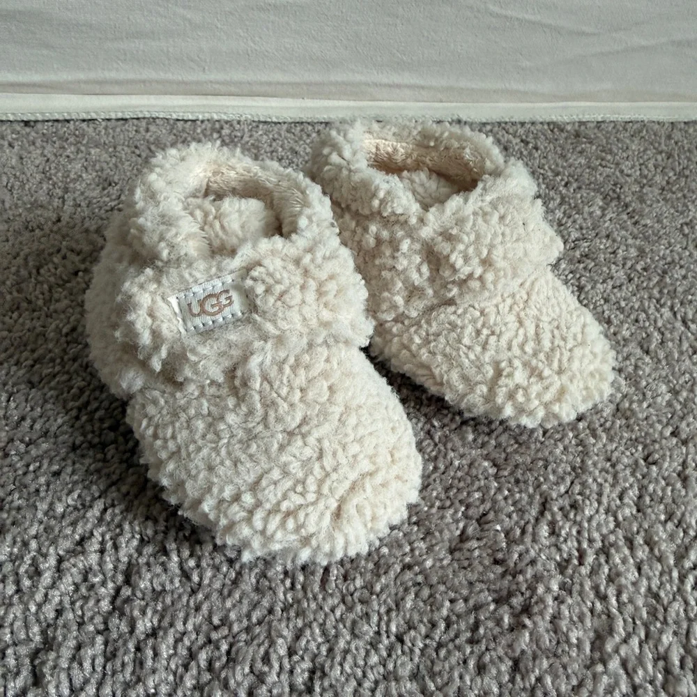 UGG Baby Bixbee Cream Sherpa faux fur Slip-Ons slippers crib shoes size 4/5