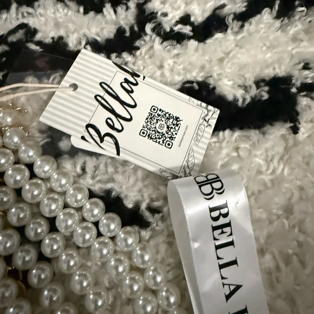 Bella Barnett statement pearl