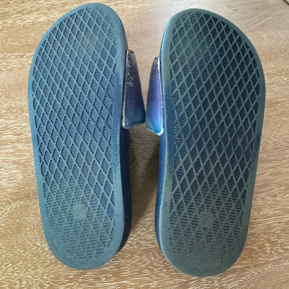 Old Navy shark slide sandals, kids, size 10/11