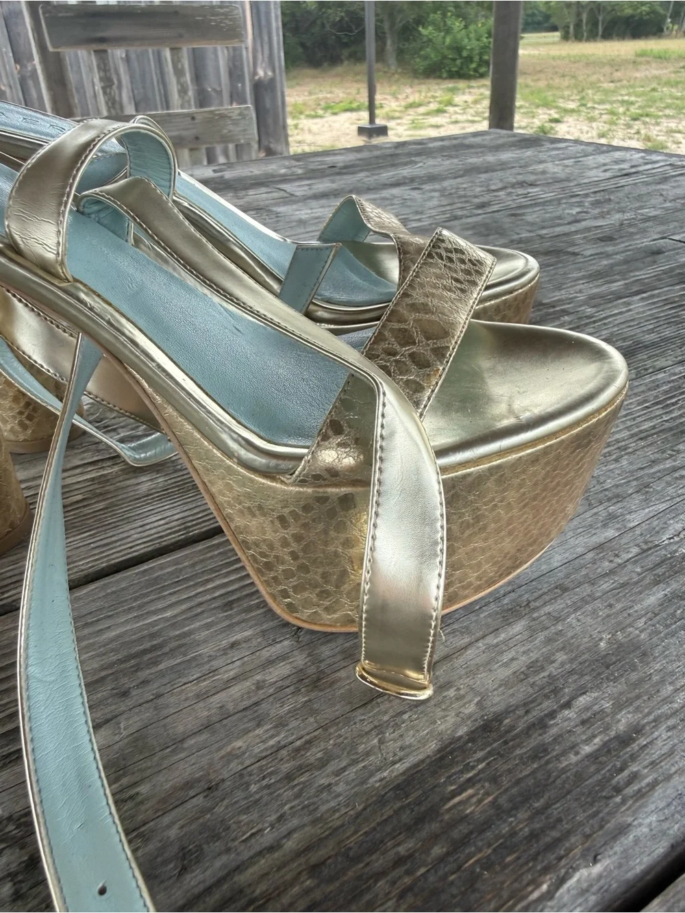 Aera insole features sandals