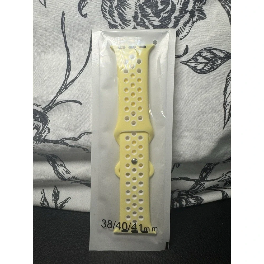 NIP Light Yellow Apple Watch Band 38/40/41 mm Adjustable Silicone