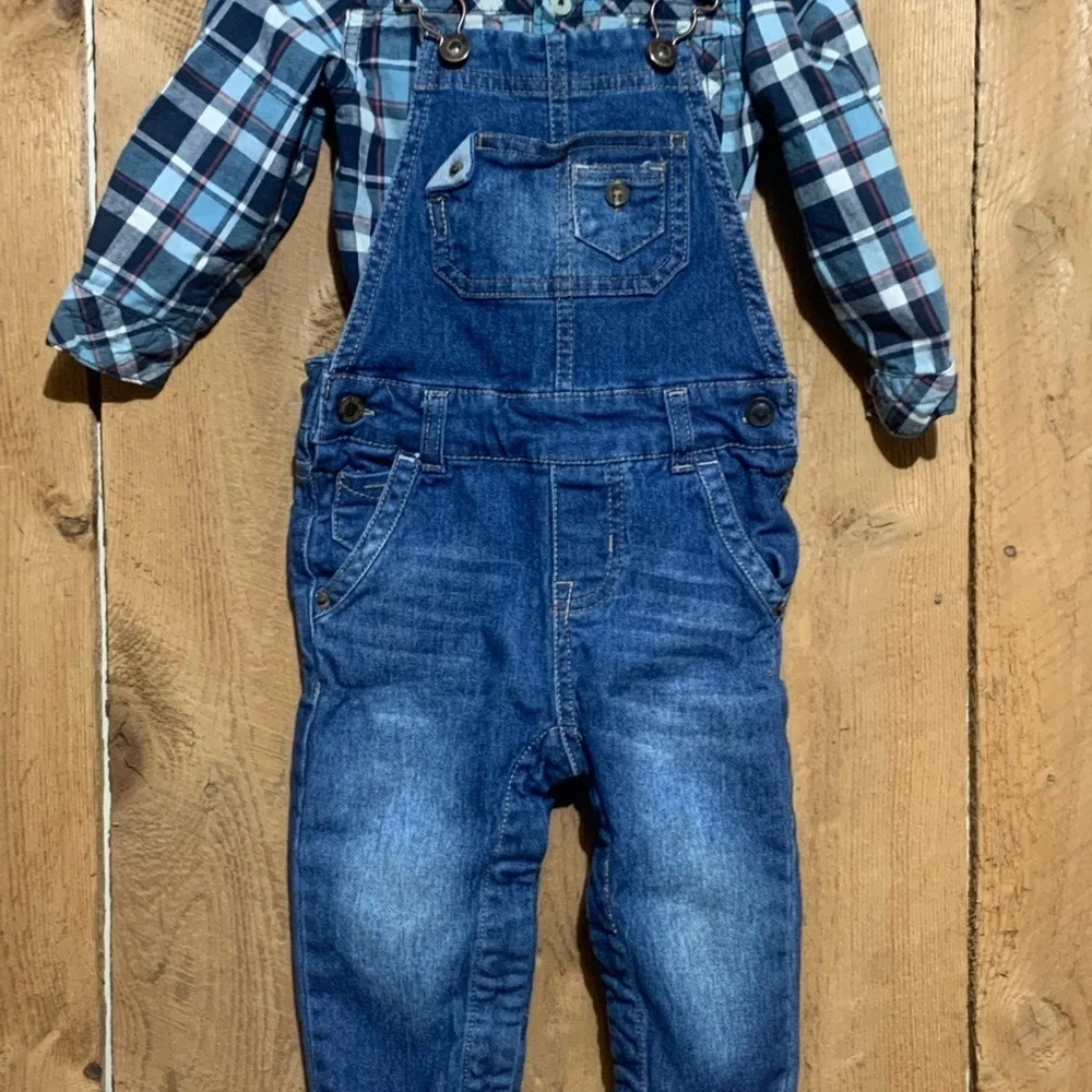 💙 Vintage 18M Denim Overalls & Plaid Shirt Set – Retro Baby Outfit 💙
