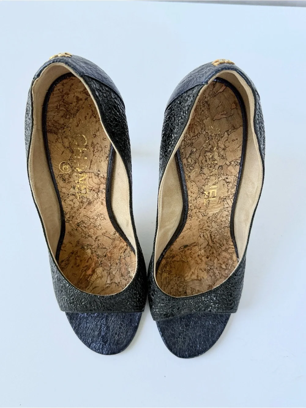 CHANEL Metallic Navy & Black Textured Peep-Toe Pumps Interlocking Gold CC Size 8