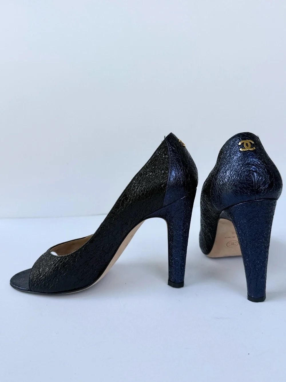 CHANEL Metallic Navy & Black Textured Peep-Toe Pumps Interlocking Gold CC Size 8