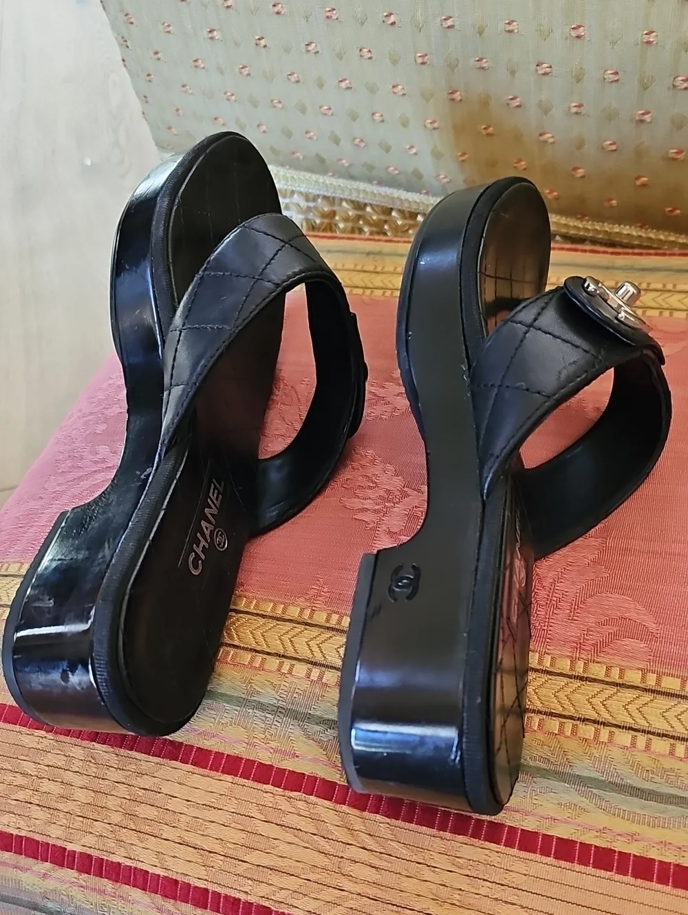 CHANEL thong emblem upper