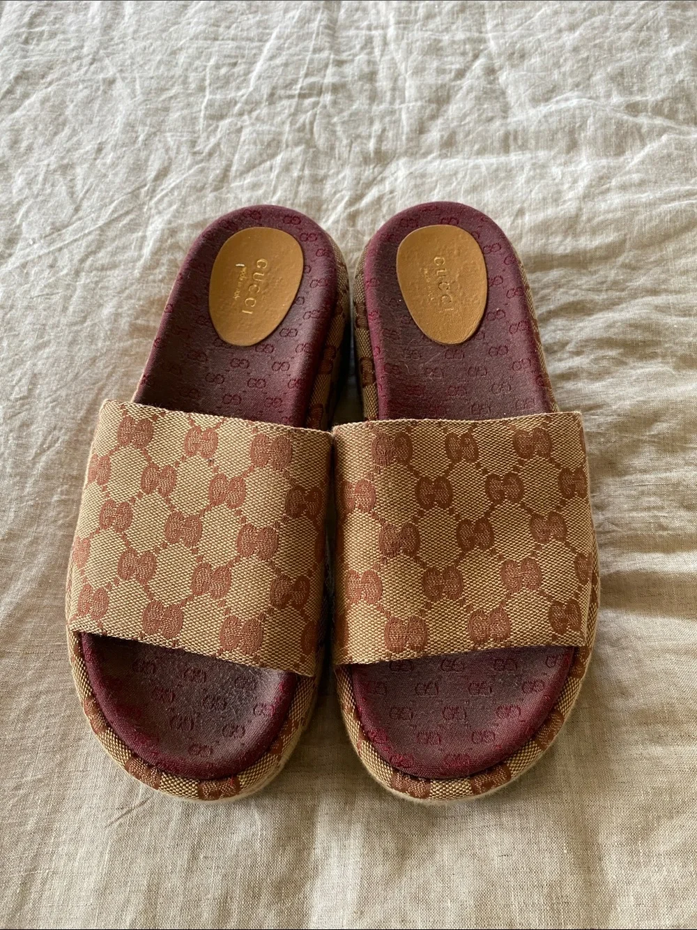Authentic Gucci Angelina GG Supreme Slide Sandals in beige & burgundy