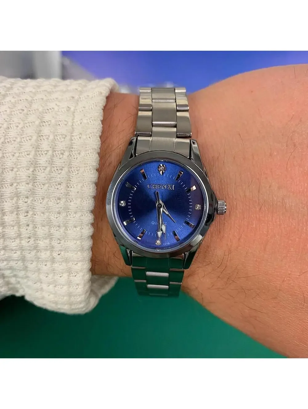 Y2k style Silver Classy Quartz Round Blue Stainless Steel Watch. Stainless steel