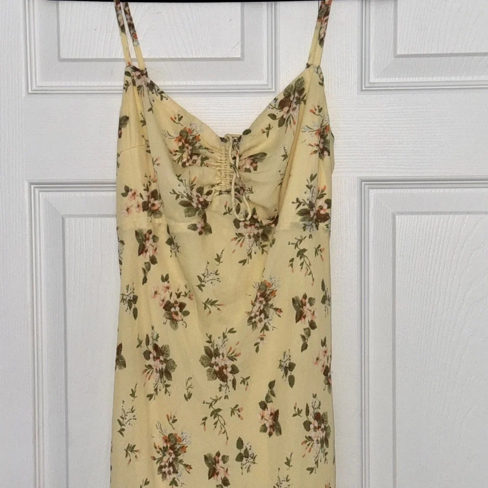 Abercrombie & Fitch chic yellow