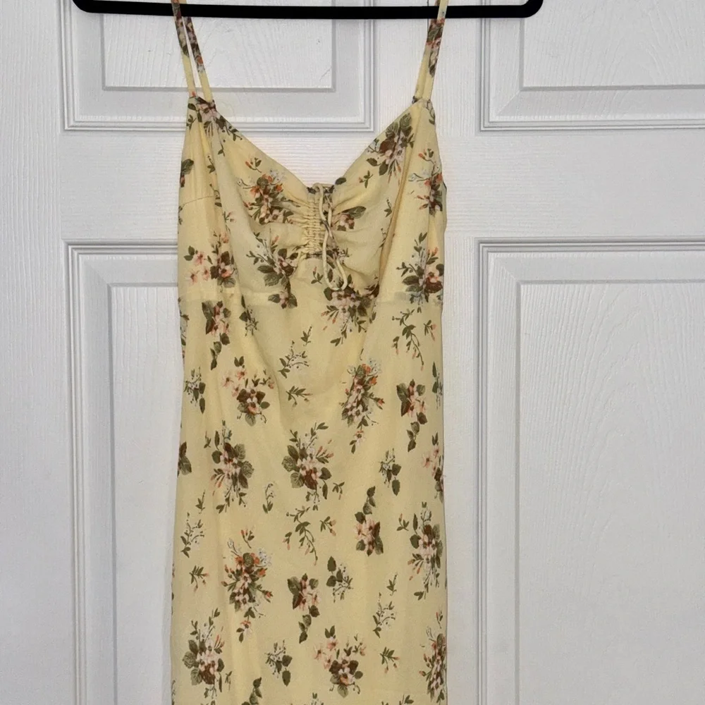 Abercrombie & Fitch chic yellow