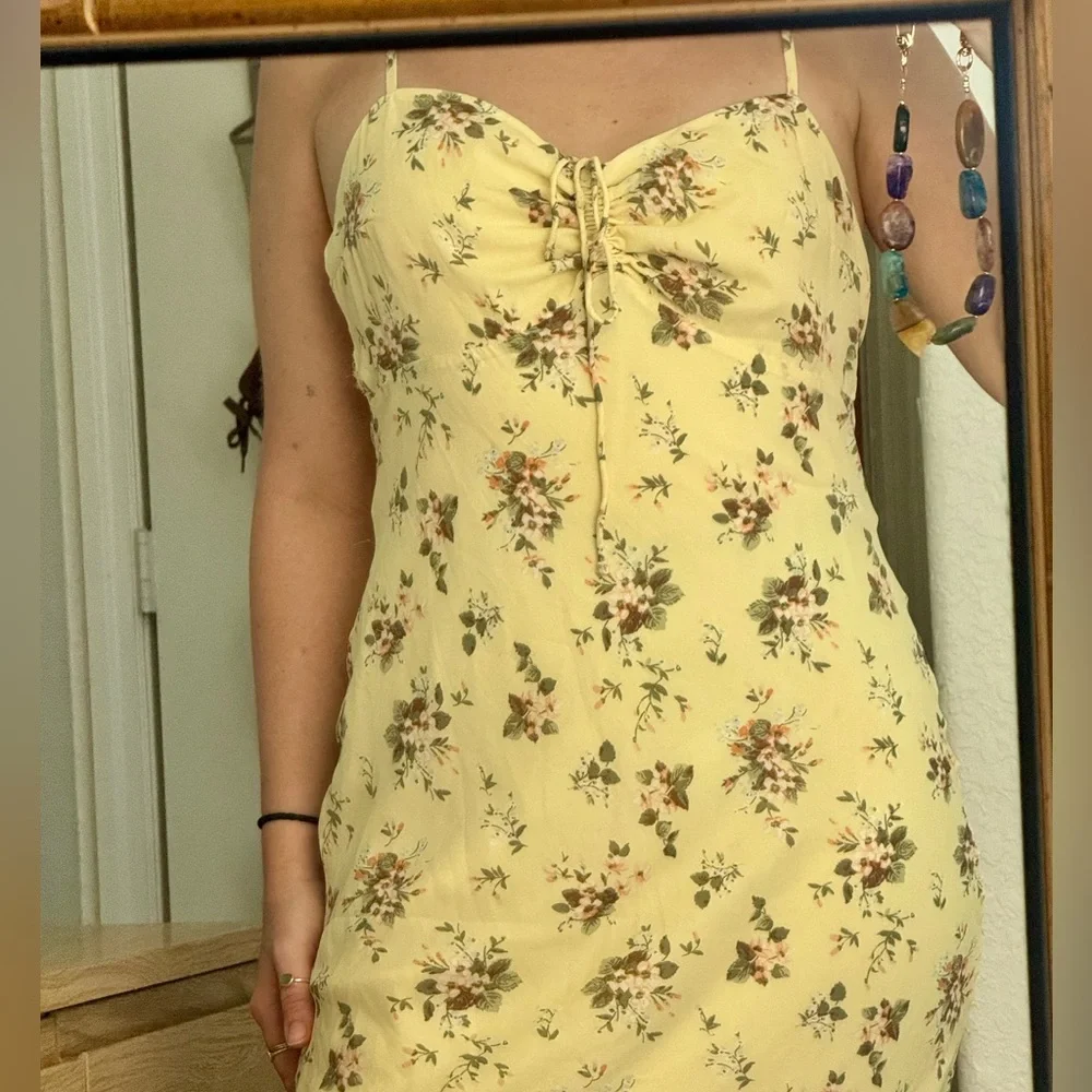 Abercrombie & Fitch chic yellow