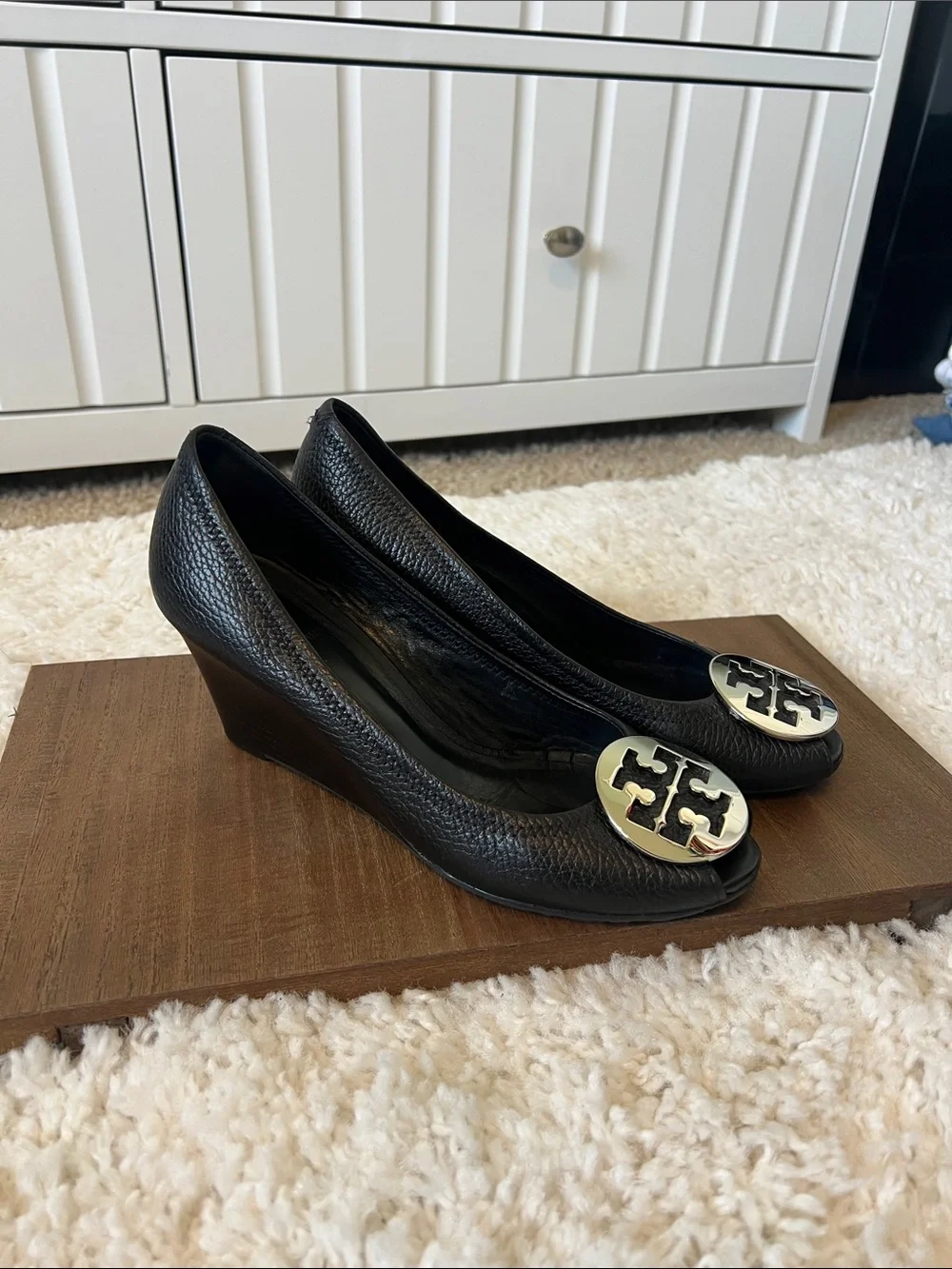 Tory Burch Sally Wedge Peep Toe 8m Black Pebbled Leather Pump