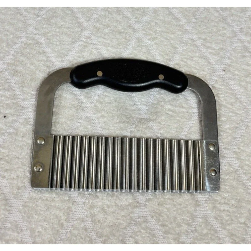 Pampered Chef  Stainless Steel Cringle Cutter