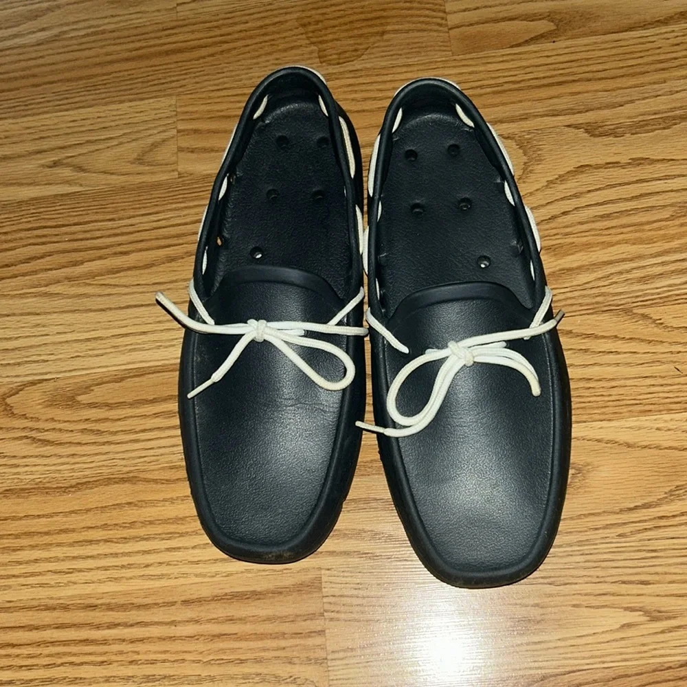 Tucket sleek black