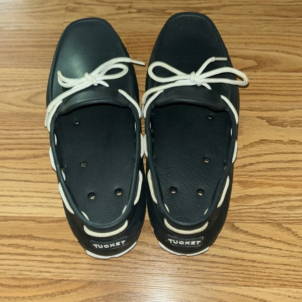 Tucket sleek black