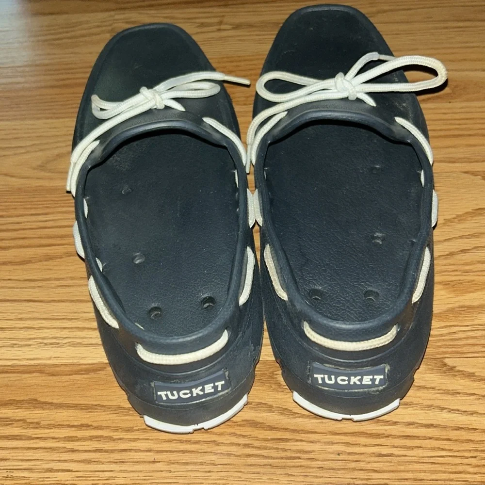 Tucket sleek black
