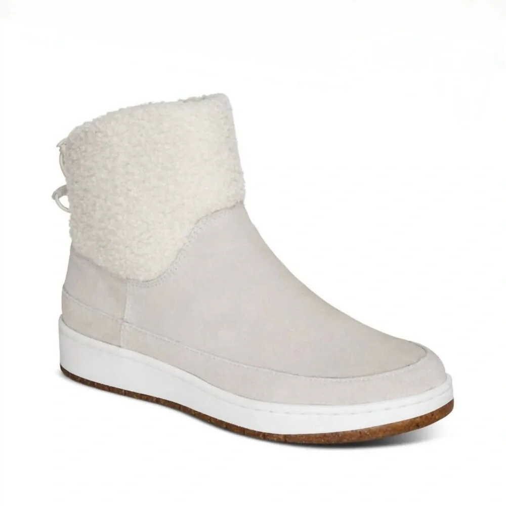 Aetrex stylish cream