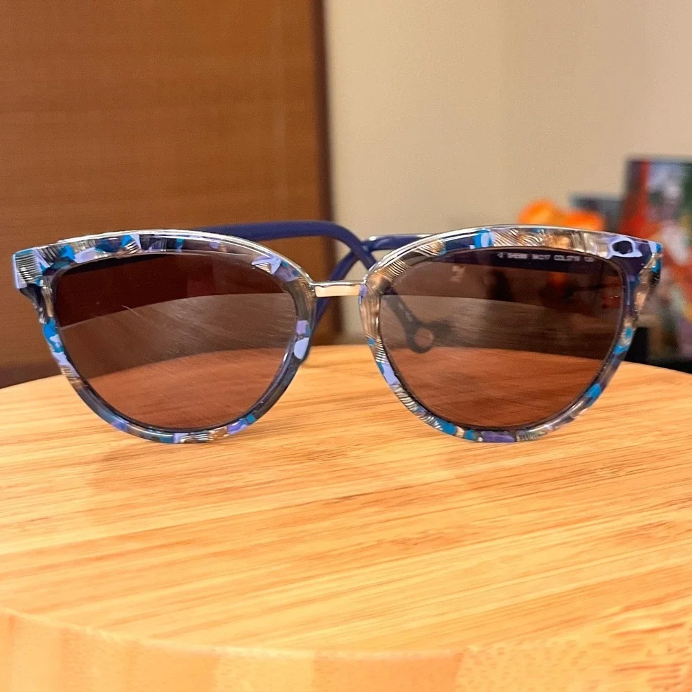 Carolina Herrera mosaic them silhouette