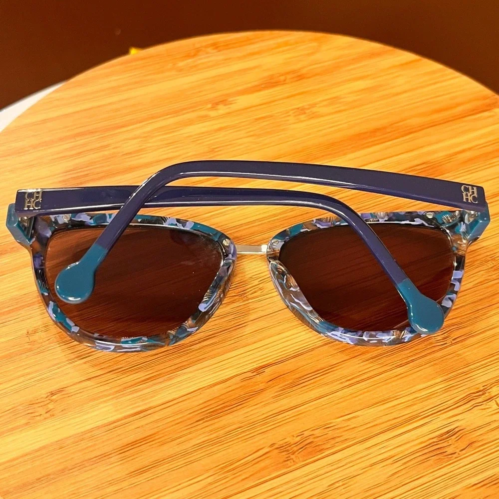 Carolina Herrera signature frame love