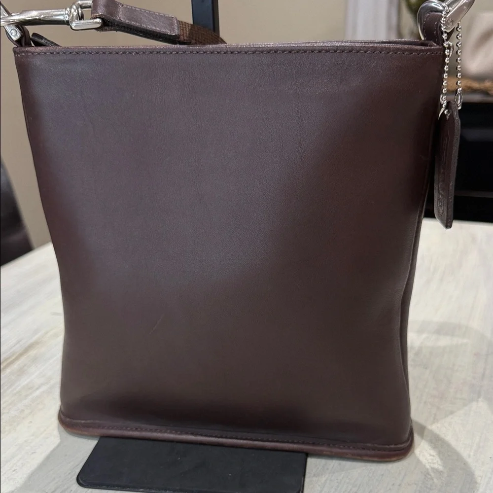Coach elegant dark