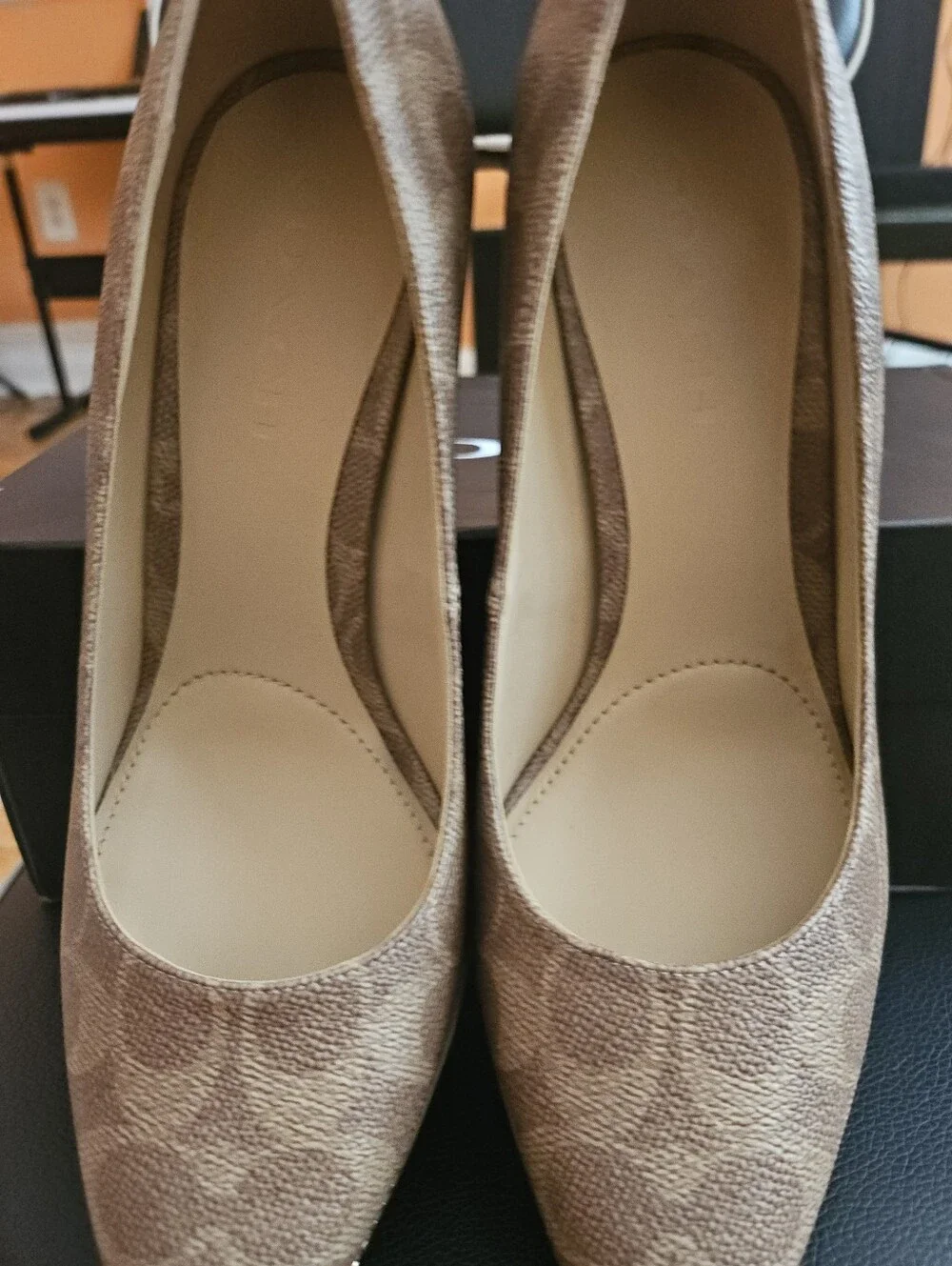 Coach sophisticated pumps