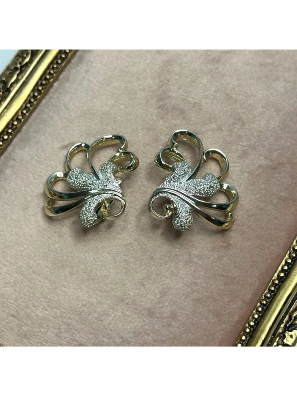 Vintage Sarah Coventry Signed Clip-On Earrings Frosted Feathers 1961 Silver-tone