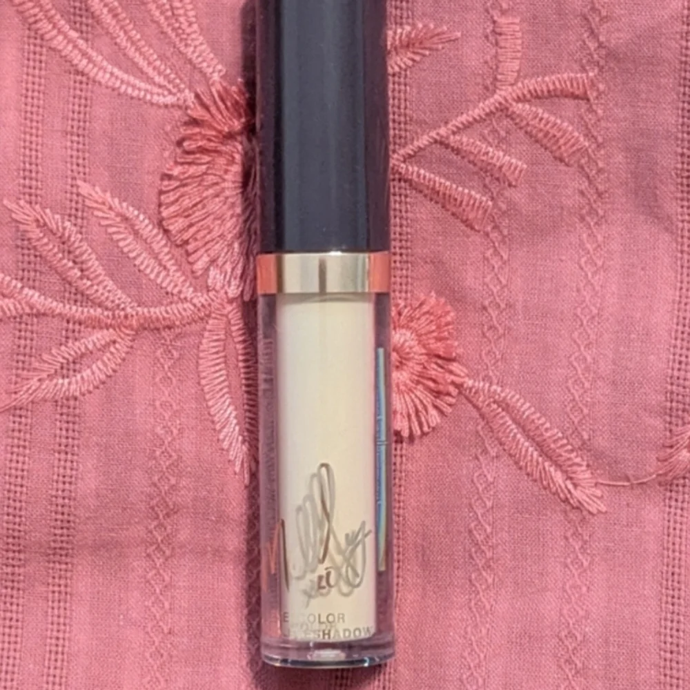 Almond Matte Liquid Eyeshadow Mally Beauty - New Without Box