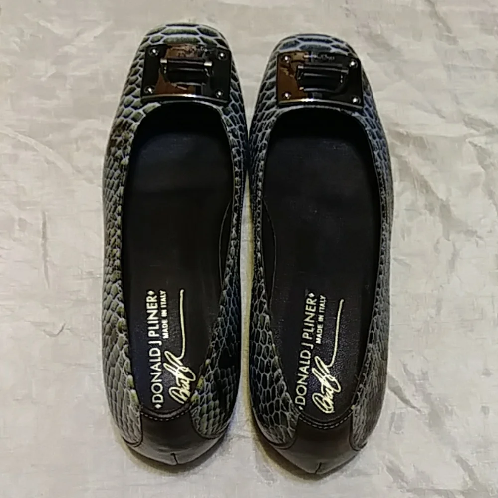 Donald J. Pliner Snakeskin Leather Flats