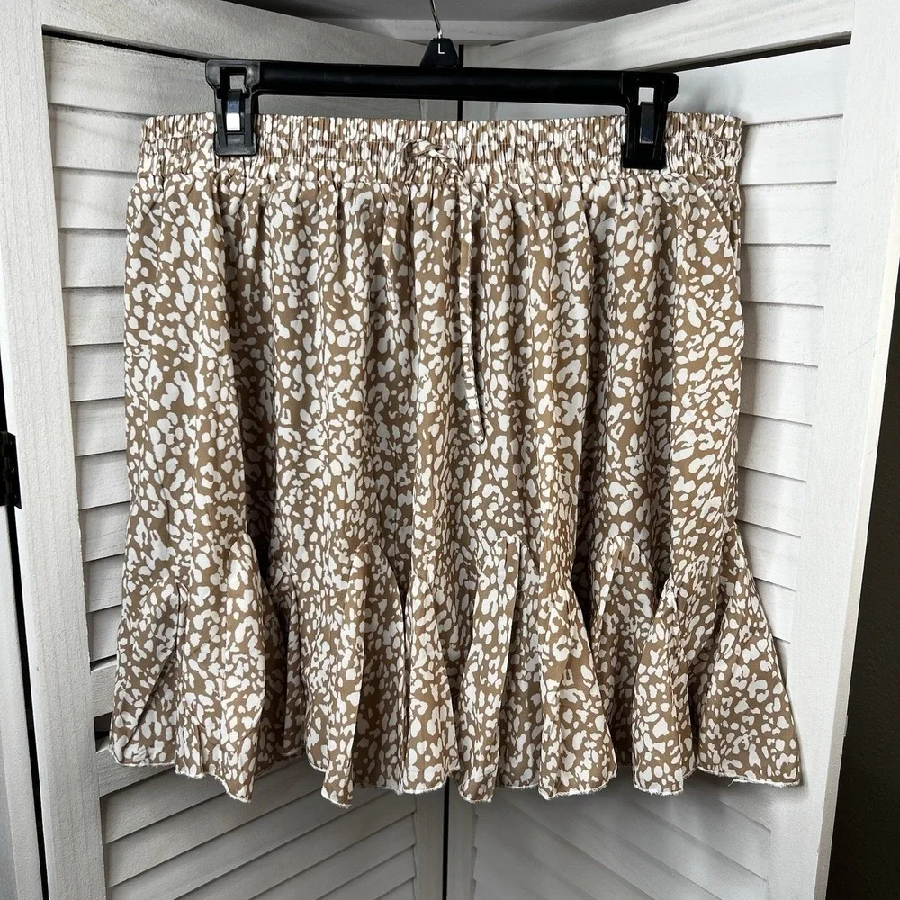 Cute Women's Skirt Perfect For Summer! Tan & White Shorts-Lined Sz‎ XXL (33