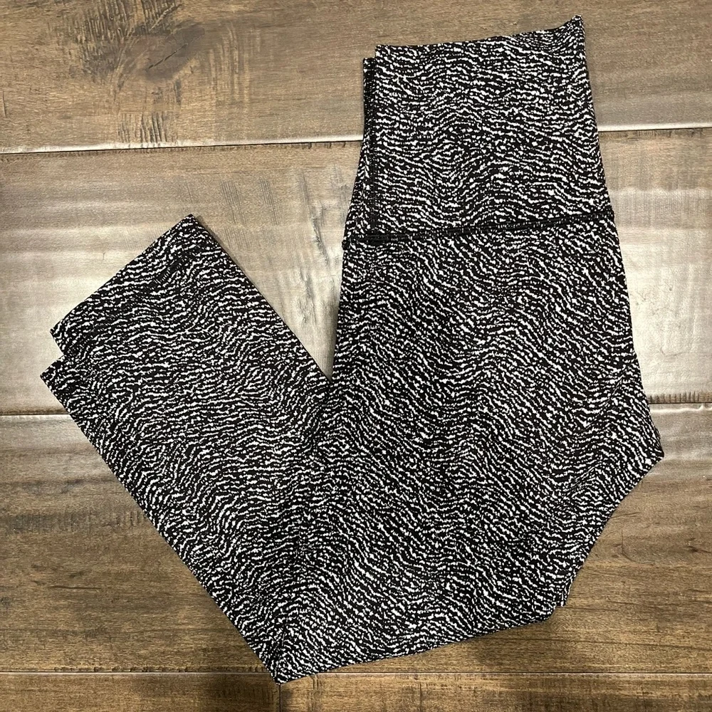 Lululemon Cropped Leggings Size 6‎ black/white design thicker material