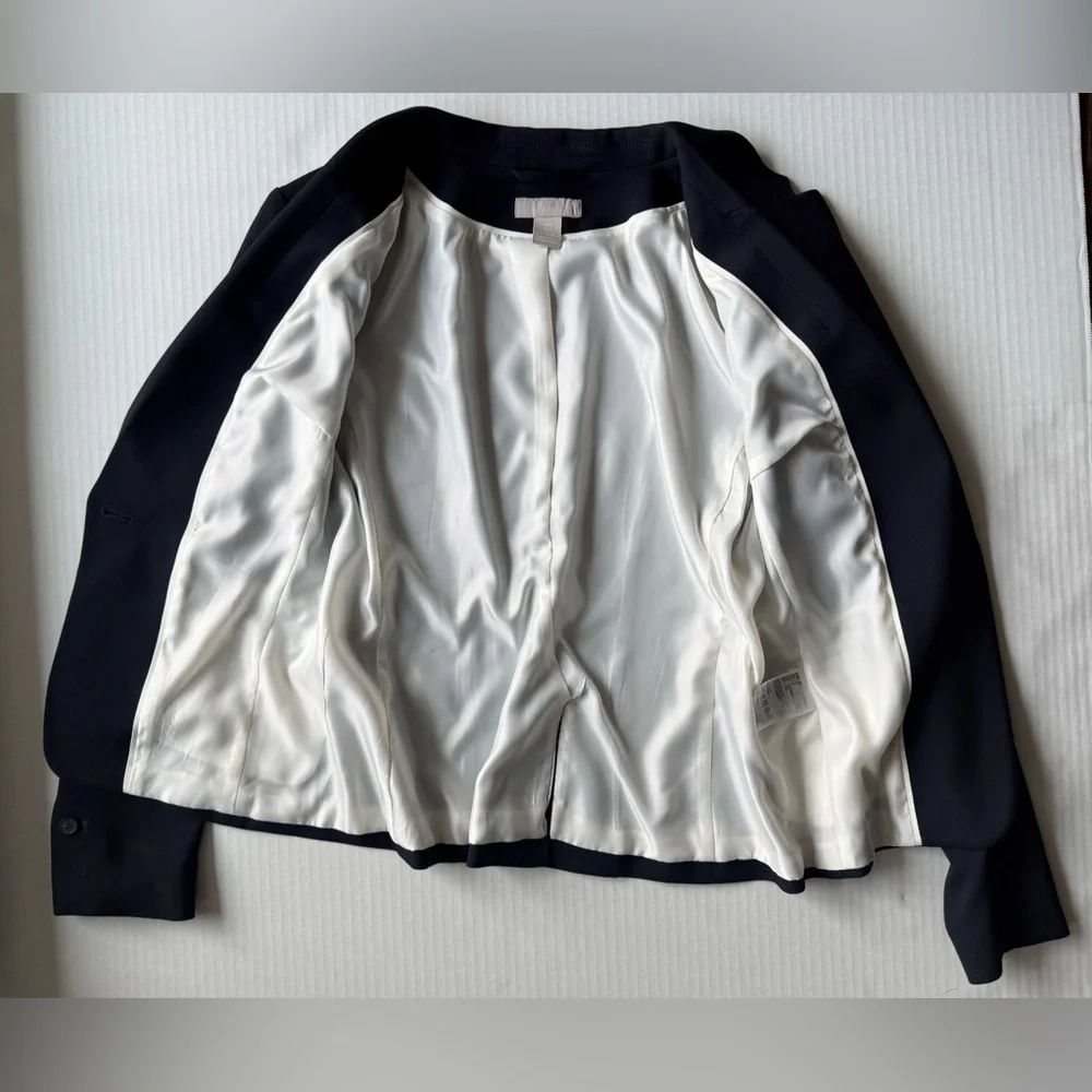 H&M jetted left