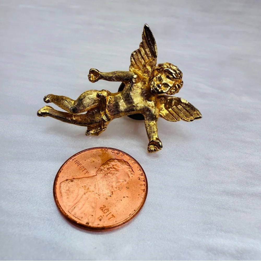 Vintage matte goldtone, angel with wings brooch pin