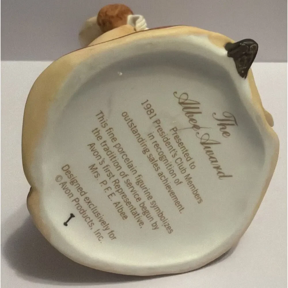 Avon Miss Mrs. Albee President’s Club Award 1981 Vintage Porcelain Figurine 10