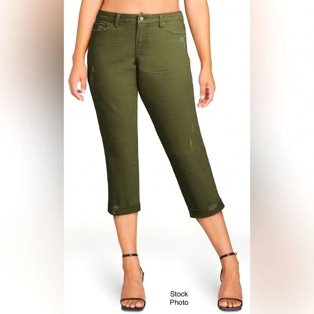 NWT Relaxed Fit Distressed Cuffed Olive Green Capris (10)