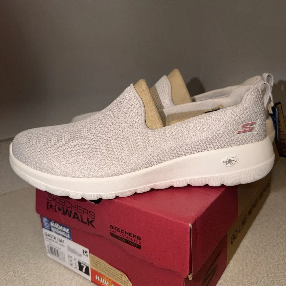 Skechers go walk