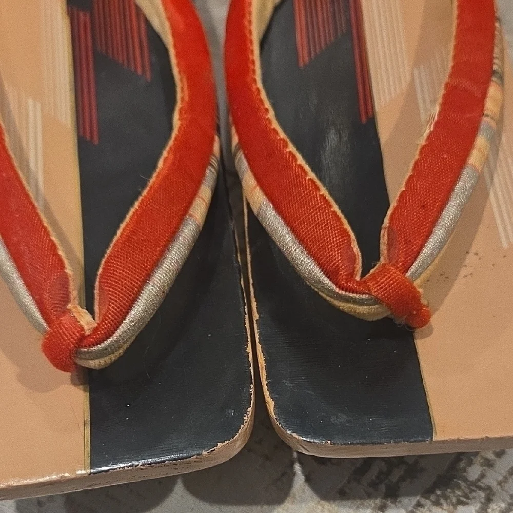 Vintage chic sandals