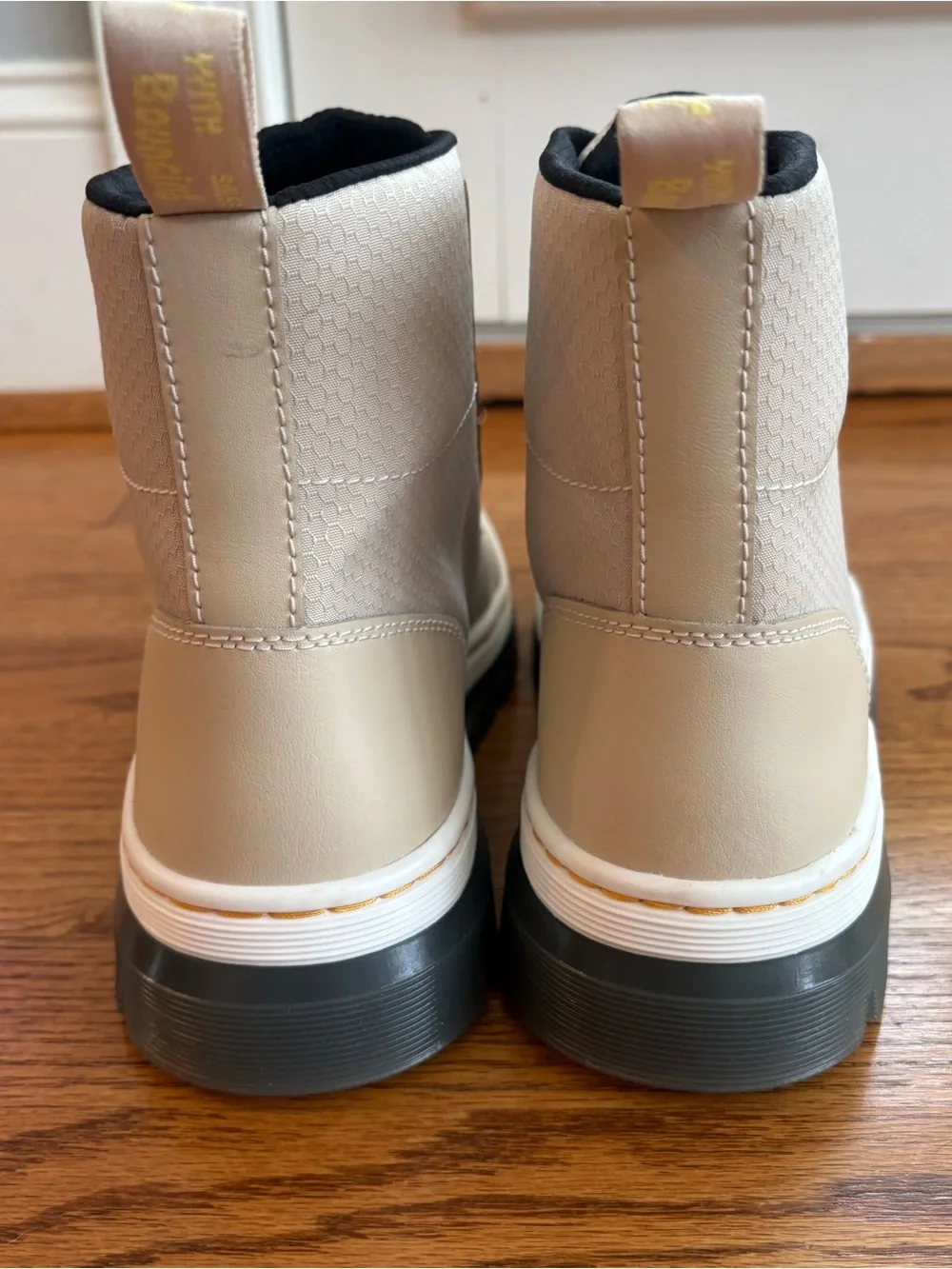 Dr. Martens beige lace