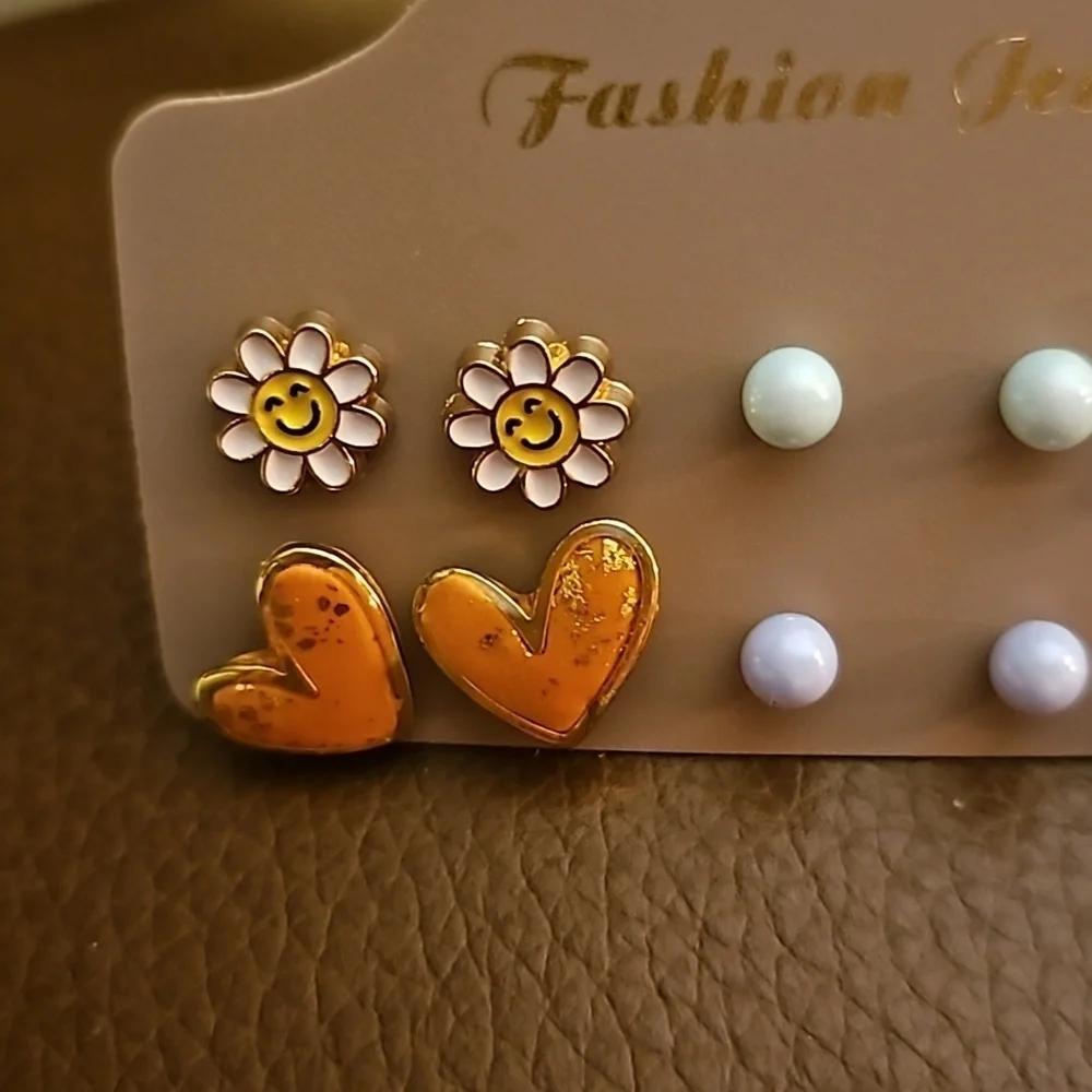 Vintage Coquette Daisy Heart Ball Post Earring Set