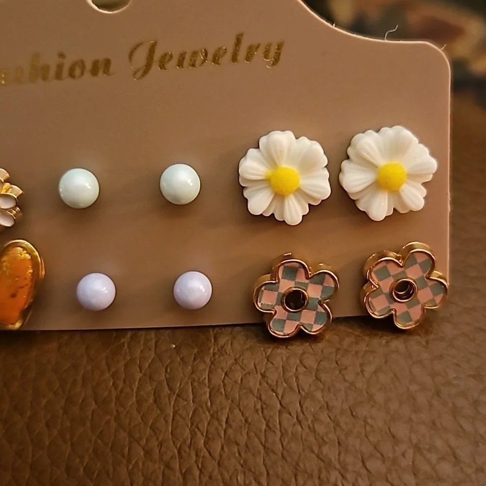 Vintage Coquette Daisy Heart Ball Post Earring Set