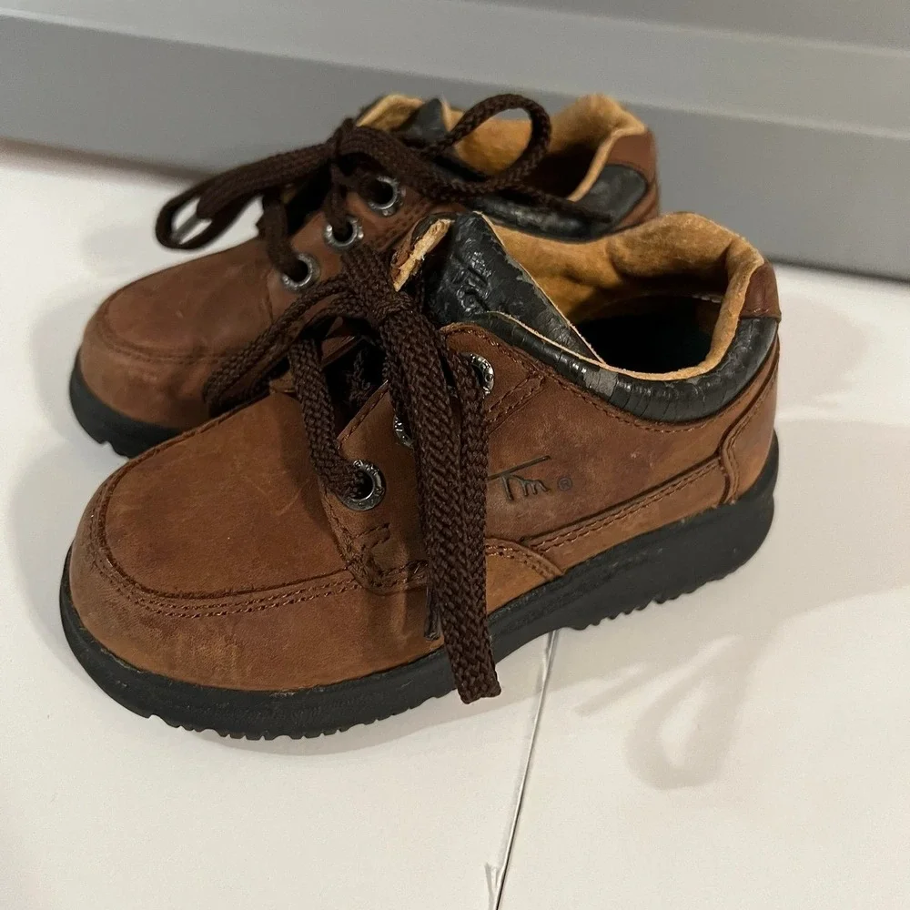 Toddler boy size 5.5 wide shoes (s-170)
