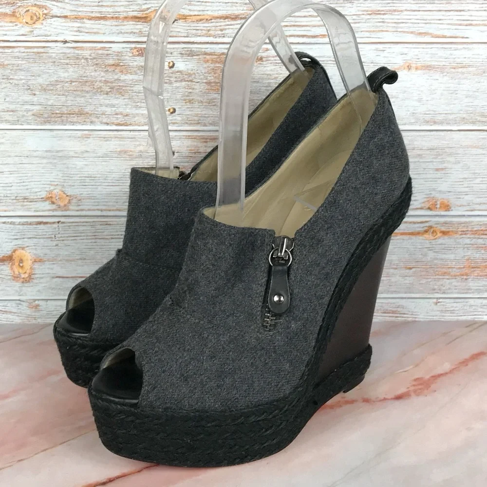 Christian Louboutin excellent by closure