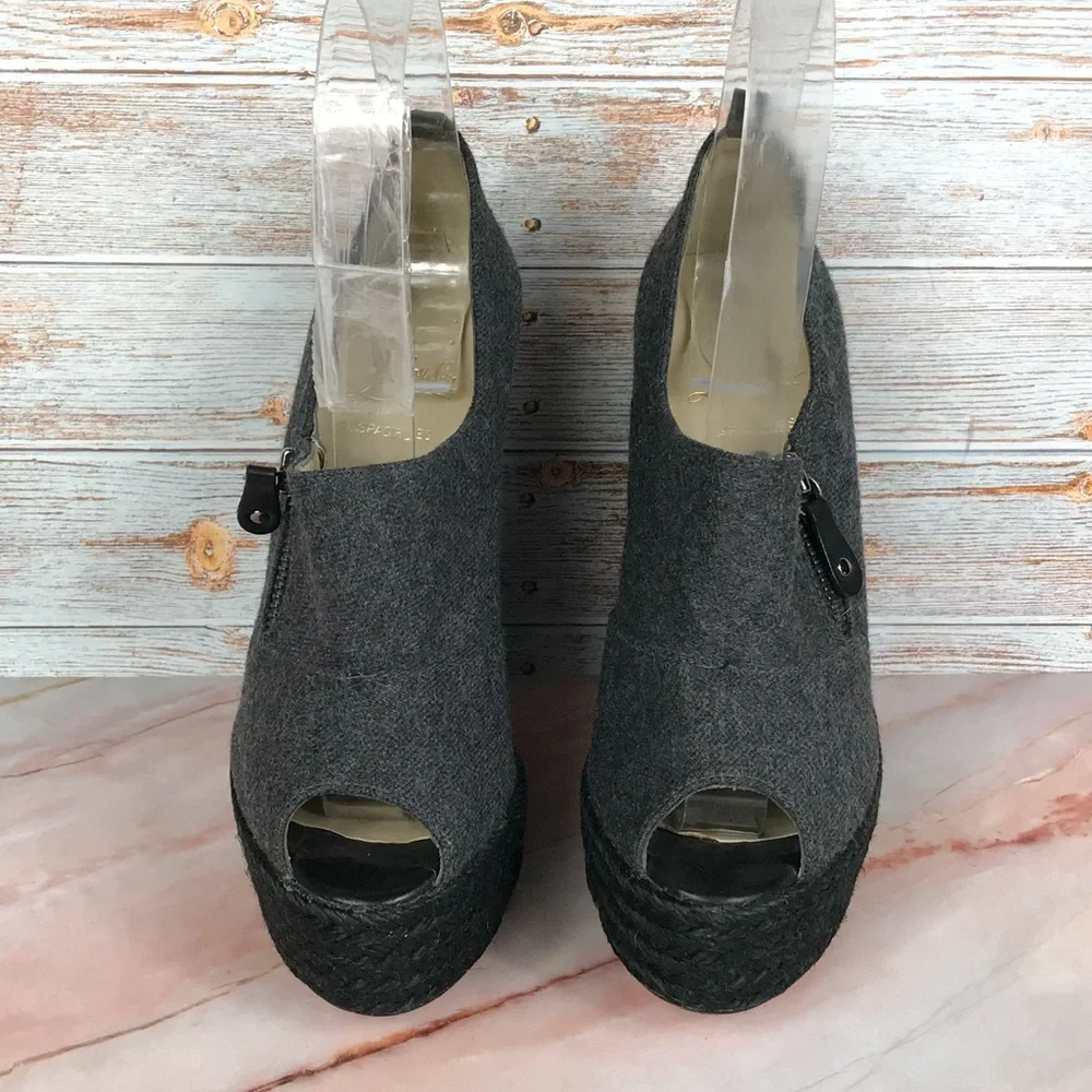 Christian Louboutin closure excellent