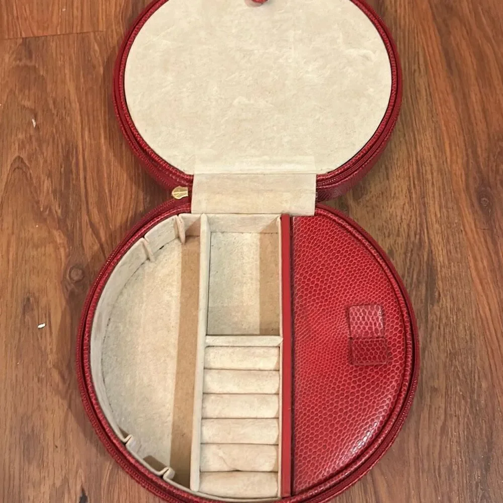 WOLF designs red