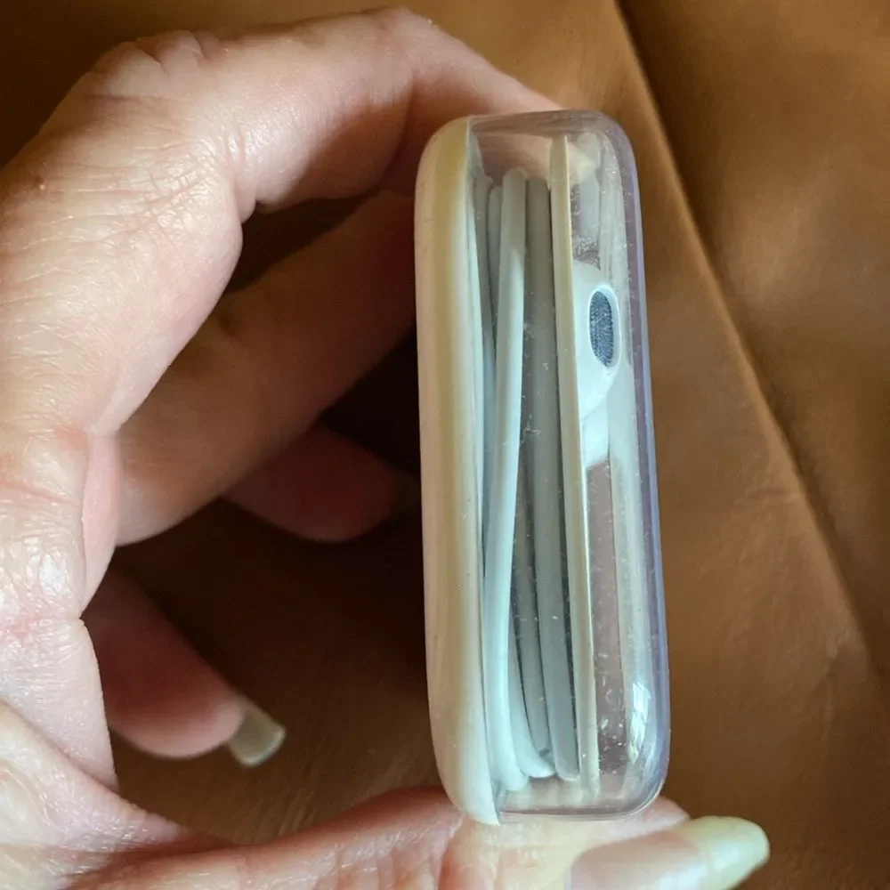 Apple sleek earbuds