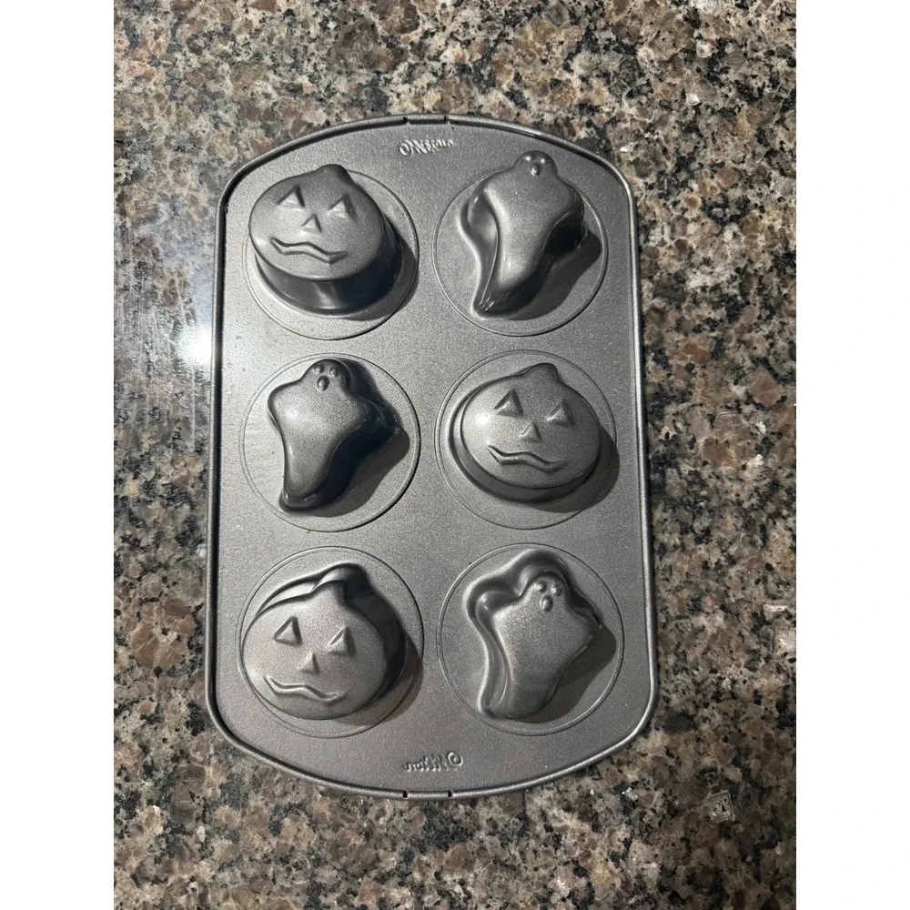 Wilton halloween muffin
