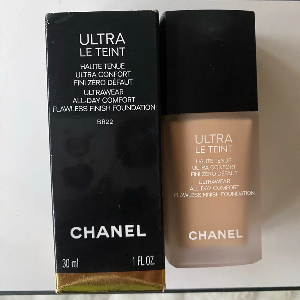 CHANEL Ultra Le Teint Foundation - BR22