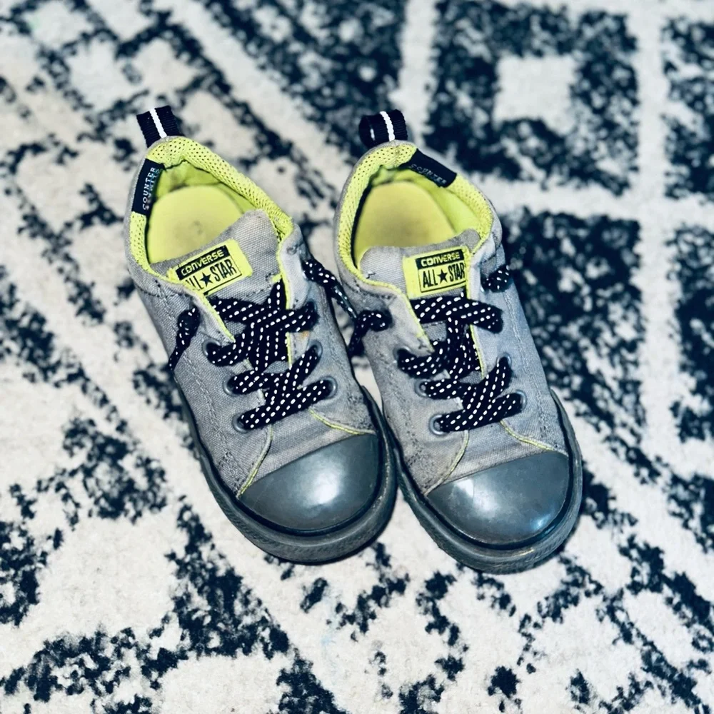 Converse grey lime
