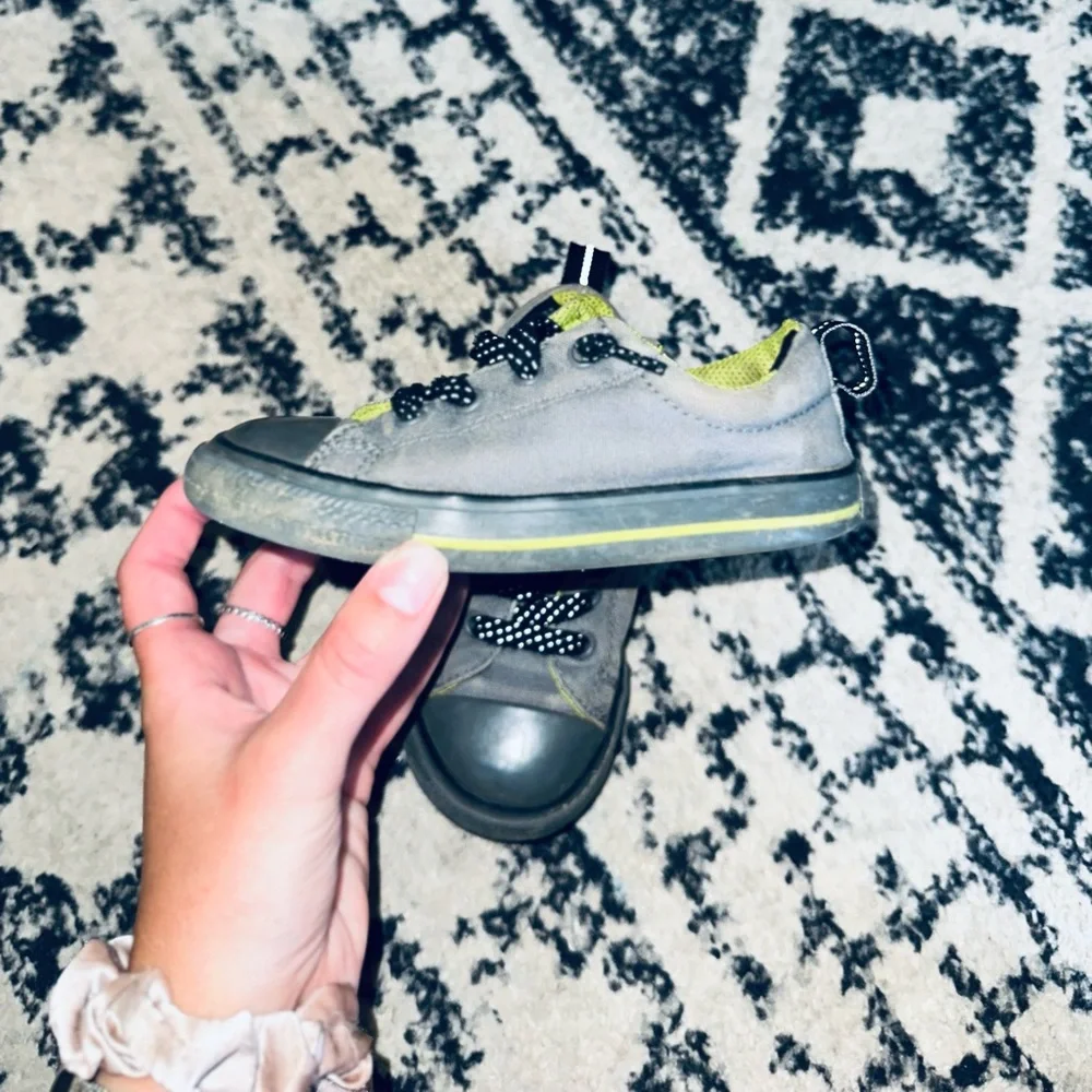 Converse grey lime