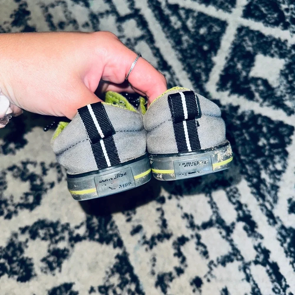 Converse grey lime