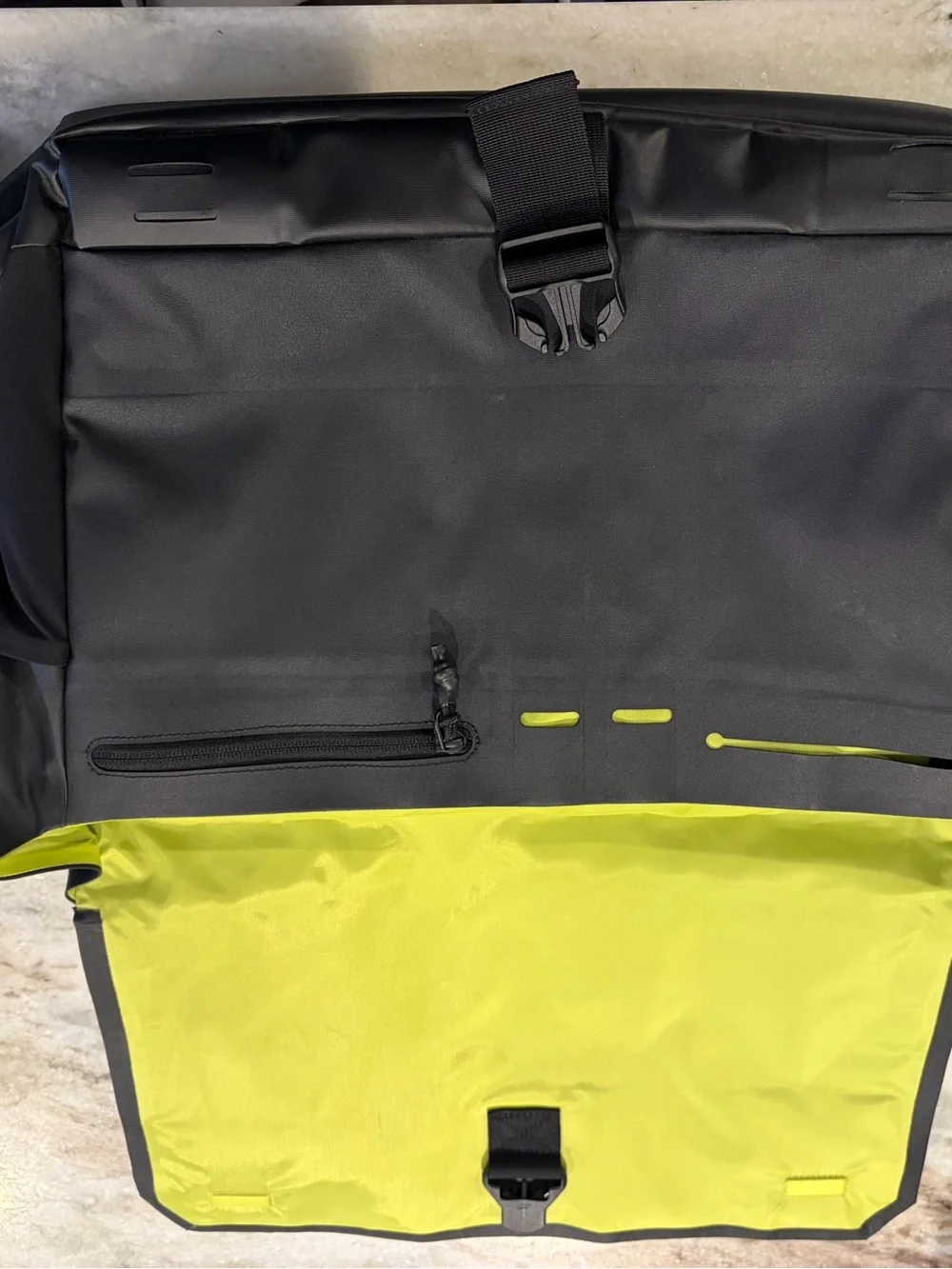 Specialized black messenger